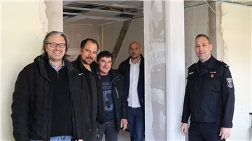 Matthias Schoth, Chemisch-Technisches Laboratorium Luers KG; Maximilian Curti, Umtec Curti Sanierung mit Verantwortung GmbH; Serda Cavar, Mitarbeiter Umtec Curti Sanierung mit Verantwortung GmbH; Christian Maschke, ASUP Gmbh Hamburg;, Malte Hoheisel, Wehrführer Freiwillige Feuerwehr Lehe (v.l.n.r.).