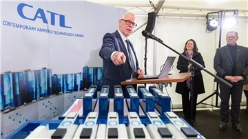 Matthias Zentgraf (l), CATL-Europapräsident, bei einer Eröffnungsveranstaltung des chinesischen Batterieherstellers CATL.