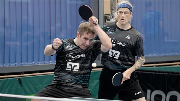 Zwei Männer spielen ein Tischtennis-Doppel.