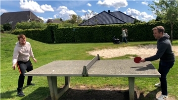 Matti von Harten und Anton Depperschmidt, Vereinsspieler des Oberligisten TSV Lunestedt, haben auch draußen Spaß beim Spielen. Sie begrüßen, dass sich immer mehr Menschen für Tischtennis begeistern.