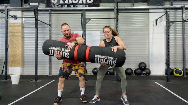 Bremerhavener Team in der Fitness-Bundesliga: Wo die Quälerei Teamarbeit ist Maurice Monte und Jana Joy Vorrenhagen heben gemeinsam den „Wurm“ hoch, einen 50 Kilogramm schweren Sack. Solche Trainingsgeräte sind typisch für Crossfit.