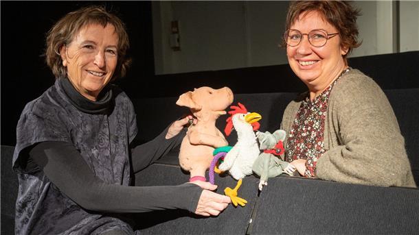 „Mauser, Hahn und Ferkelschwein“ buhlen in der Vorweihnachtszeit im Figurentheater um die Gunst des Publikums. Die Puppen hat Ulrike Andersen (links) entworfen, Zuschauerin Ulrike Wefer (rechts) gefallen sie gut.