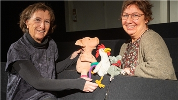 „Mauser, Hahn und Ferkelschwein“ buhlen in der Vorweihnachtszeit im Figurentheater um die Gunst des Publikums. Die Puppen hat Ulrike Andersen (links) entworfen, Zuschauerin Ulrike Wefer (rechts) gefallen sie gut.