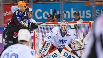Max Görtz spielt Volleypuck im Nachholspiel in der DEL mit den Fischtown Pinguins und den Mannheimer Adlern in der Eisarena.