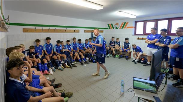 Max Janßen erklärt den U15-Fußballern des JFV Bremerhaven bei der Videoanalyse, wo sie sich noch verbessern können. Am Wochenende starten die C-Junioren in die Regionalliga-Saison.