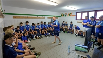 Max Janßen erklärt den U15-Fußballern des JFV Bremerhaven bei der Videoanalyse, wo sie sich noch verbessern können. Am Wochenende starten die C-Junioren in die Regionalliga-Saison.