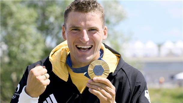 Lindemann und Rendschmidt tragen Fahne bei Schlussfeier Max Rendschmidt trägt bei der Schlussfeier der Olympischen Spiele gemeinsam mit Laura Lindemann die deutsche Fahne.