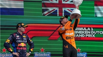 Max Verstappen gibt sich Lando Norris geschlagen.