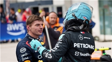 Max Verstappen (l) könnte 2026 gemeinsam mit George Russell für Mercedes fahren - oder ihn ersetzen.