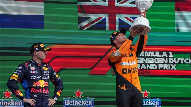 Max Verstappen (l) muss sich Lando Norris geschlagen geben.