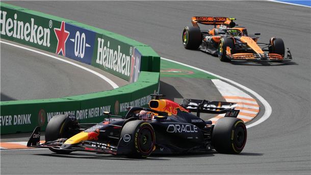 Verstappens Schadensbegrenzung: Norris erteilt Dünen-Lektion Max Verstappen (l) überholt Lando Norris am Start.