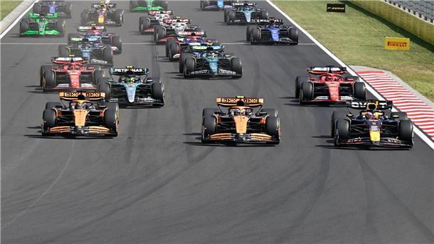 Max Verstappen (r.), Lando Norris (m.) und Oscar Piastri biegen praktisch gleichauf in die erste Kurve ein.