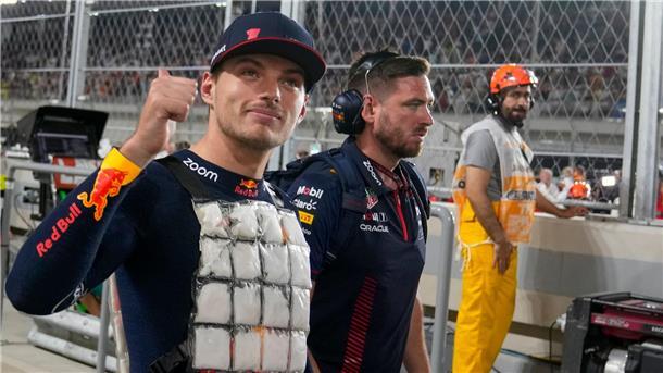 Max Verstappen trägt vor dem Rennen in Katar im vergangenen Jahr eine Kühlweste.