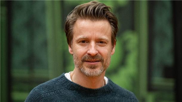 Max von Pufendorf wäre gerne „Tatort“-Kommissar Max von Pufendorf, Schauspieler, steht vor einer Theaterkulisse vom Stück „Cluedo“ auf der Probebühne der Komödie am Kurfürstendamm im Theater am Potsdamer Platz.