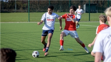 Maxim Neyfeld (links) ist mit dem JFV Bremerhaven am Freitagabend beim Regionalliha-Schlusslicht JFV Weyhe-Stuhr gefordert.