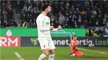 Maximilian Bauer jubelte nach Augsburgs Sieg in Richtung der KSC-Fans.
