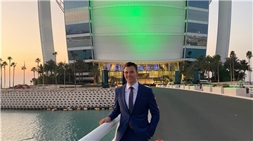 Maximilian Gallasch vor dem Burj-Al-Arab-Hotel in Dubai.