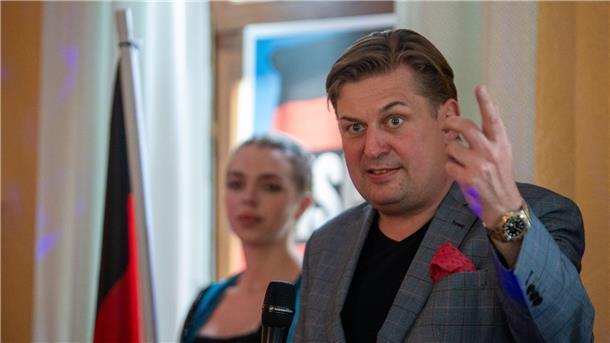 AfD-Europaspitzenkandidat Krah will wieder Wahlkampf machen Maximilian Krah bei einer Wahlveranstaltung im oberbayerischen Holzkirchen.
