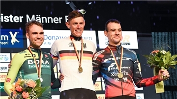 Olympia: Politt und Schachmann starten in den Straßenrennen Maximilian Schachmann (l) und Nils Politt (M) starten im olympischen Straßenrennen.