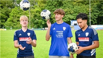 Maximilian Wendt, Marten Buck und Ahmed Atilgan (v. li.) kicken in der kommenden Saison im Nachwuchs von Werder Bremen.