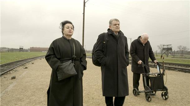 Dokumentarfilm über die Hölle von Auschwitz Maya Lasker-Wallfisch (l-r), Kai Höss und Hans Jürgen Höss in einer Szene des Films „Der Schatten des Kommandanten“.