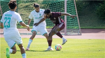 Mechak-Lazolo Nankishi vom OSC Bremerhaven (rechts) muss sich in der kommenden Saison nicht mehr mit Werder Bremen II messen. Die Grün-Weißen haben den Wiederaufstieg in die Regionalliga geschafft. 