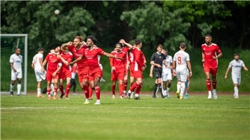 Mechak Nankishi (vorne) feiert mit seinen Mitspielern vom OSC seinen 1:1-Ausgleichstreffer.