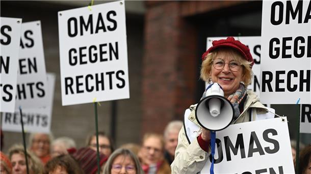 Alt, laut und mutig: Omas gegen rechts werden sichtbarer Mechthilde Schratz gehört zu den Omas gegen Rechts in Leer.