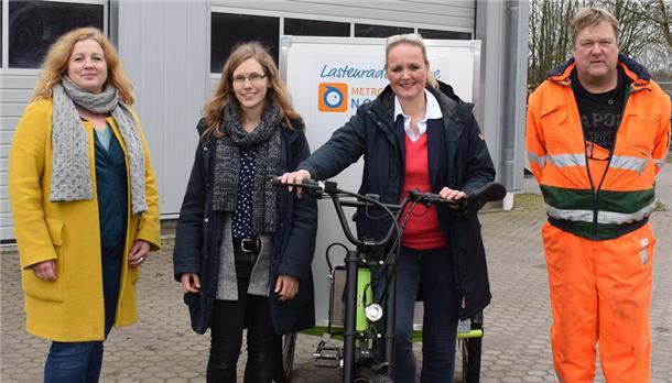 Mechtild Bode-Wübbeler (bisherige Klimaschutzmanagerin Gemeinde Lemwerder), Judith Bremer (Klimaschutzmanagerin Landkreis Wesermarsch), Lemwerders Bürgermeisterin Christina Winkelmann und Hartwig Sondag vom Betriebshof der Gemeinde (von links) sehen viele Vorteile im Lastenradeinsatz. 