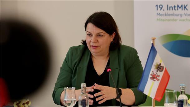 Ministerkonferenz: Integration wird immer wichtiger Mecklenburg-Vorpommerns Sozialministerin Stefanie Drese hatte zur Integrationsministerkonferenz nach Warnemünde geladen.