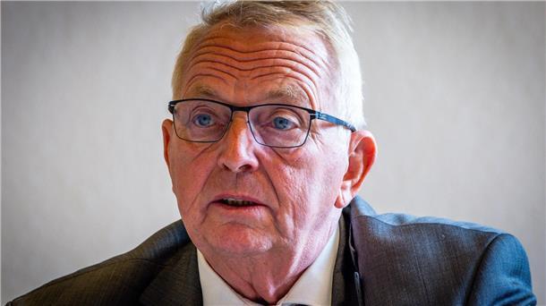 Mecklenburg-Vorpommerns Umweltminister Till Backhaus betont die Wichtigkeit des neuen Ölbekämpfungsschiffes. (Archivbild)