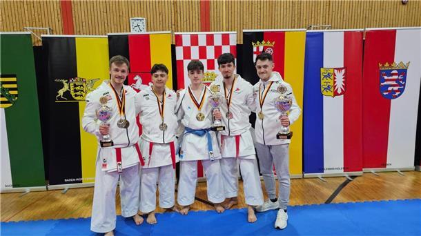 Medaillen und Pokale: Für die Nippon-Karateka verlief die Deutsche Meisterschaft überaus erfolgreich.