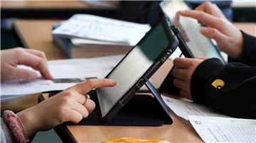 Medien- und Informatikexperten raten Eltern davon ab, ihren Kindern die Nutzung von KI zu verbieten. Vielmehr geht es um einen gut begleiteten Umgang.