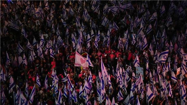 Medienberichten zufolge demonstrierten allein in Tel Aviv 100.000 Menschen gegen die Regierung.