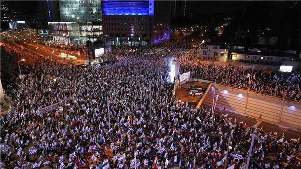 Medienberichten zufolge gingen allein in Tel Aviv mehr als 170.000 Menschen auf die Straße.