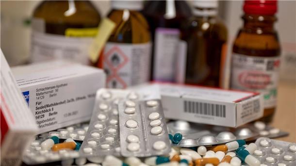 Antibiotika in der Region Hannover werden teils knapp Medikamente liegen auf einem Tisch.