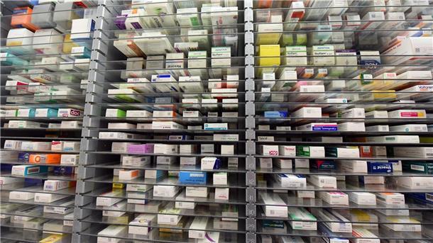 Ausgaben für Arzneimittel im Norden deutlich gestiegen Medikamente liegen im Lager einer Apotheke.