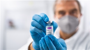 Mediziner Michael Holznagel, ärztlicher Leiter des Bremerhavener Impfzentrums, zeigt den Corona-Impfstoff des Herstellers Astrazeneca. Verimpfen können ihn die Teams gerade nicht.