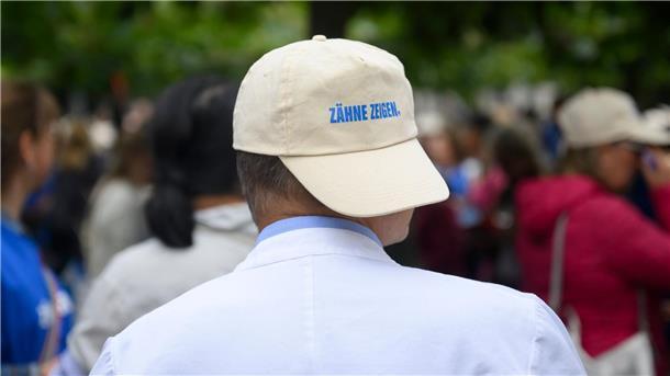 Zahnärzte protestieren gegen Sparpläne und Bürokratie Mediziner und Fachpersonal aus Zahnarztpraxen demonstrieren am Landtag Niedersachsen.
