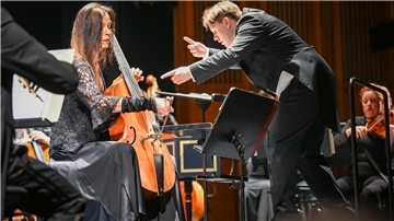 „Meer sollte er heißen“ lautet der Titel des 5. Sinfoniekonzerts im Stadttheater Bremerhaven. An der Viola da Gamba spielt Hille Perl unter der Leitung von Gabriel Venzago.