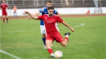 Mehmet Ari (vorne) freut sich auf die beiden Aufstiegsspiele mit dem OSC Bremerhaven.