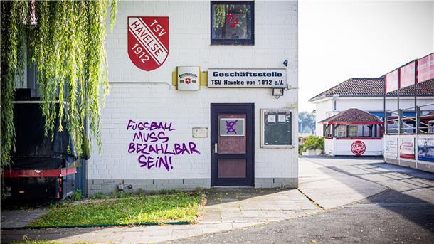 Mehr als 100 Graffiti wurden gesprüht.