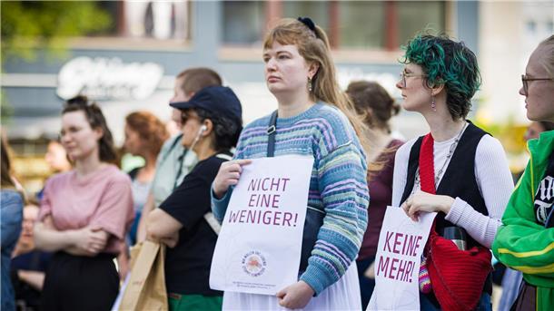 Wieder ein Femizid? Freunde erinnern an getötete 26-Jährige Mehr als 100 Menschen kamen zu der Kundgebung für die getötete 26-Jährige.