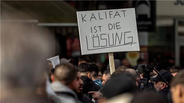 Nach Islamisten-Demo: Ruf nach Kalifat strafbar machen? Mehr als 1000 Teilnehmer hatten am vergangenen Wochenende an einer von Islamisten organisierten Demonstration in Hamburg teilgenommen.