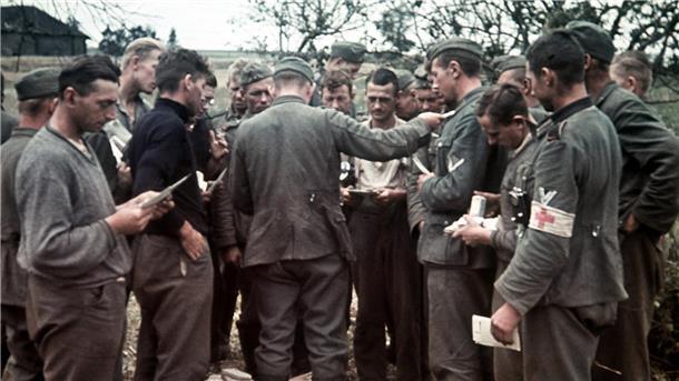  Soldaten werden während ihres Einsatzes im 2. Weltkrieg Feldpostbriefe ausgehändigt 
