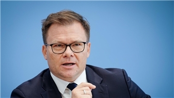 „Mehr als 32 Jahre nach der Einheit sind Ostdeutsche in den Führungspositionen unseres Landes deutlich unterrepräsentiert - eine nach wie vor ungelöste Aufgabe“, sagt der Ostbeauftragte Carsten Schneider.