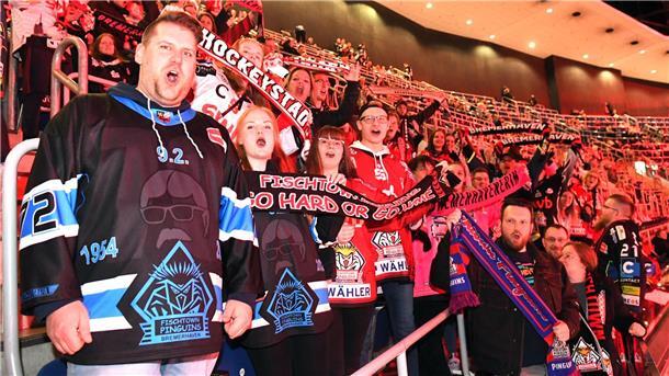 Sensationell! Pinguins gewinnen Showdown in Berlin und sind Hauptrunden-Meister Mehr als 500 Fans begleiteten die Fischtown Pinguins zum Spiel bei den Eisbären Berlin.