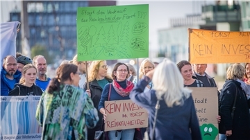 Eine spontane Demonstration protestiert im Fischereihafen Bremerhaven gegen den Verkauf des Reinkenheider Waldes.