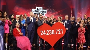 Mehr als 70 Stars aus Gesellschaft, Sport, Politik, Showbusiness und Social Media nahmen Spenden der Zuschauer entgegen.