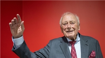 Mehr als 75 Arbeitsjahre hat Schrauben-Unternehmer Reinhold Würth auf dem Buckel. Nun wird er 90. (Archivbild)